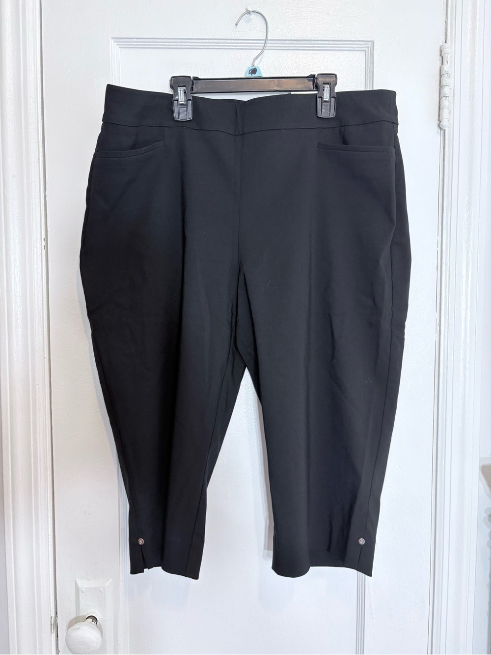 Chico's Black Cropped Stretch Ponte Pants